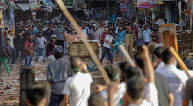 बङ्गलादेशमा पुनः सरकार विरोधी प्रदर्शन चर्कियो, आइतबार मात्रै १४ जनाको मृत्यु