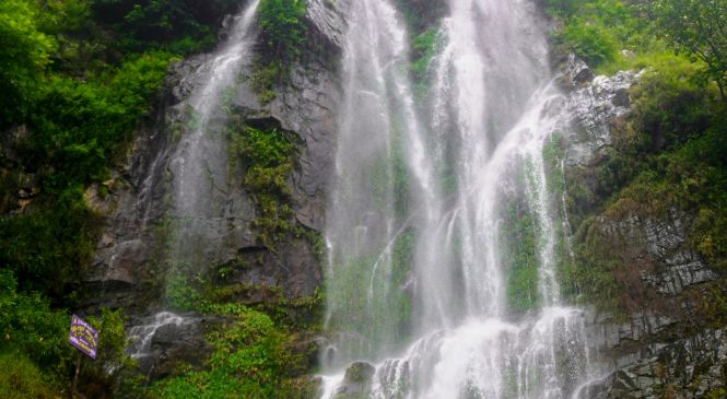 मृदुङ्गा झरनामा आन्तरिक पर्यटकको घुइँचो