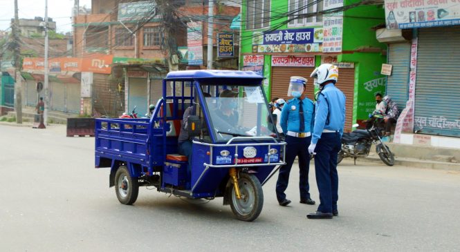 जाँच गर्दै ट्राफिक प्रहरी  