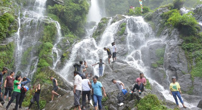 तीन धारा झर्नामा आन्तरिक पर्यटकको आवागमन बढ्दै