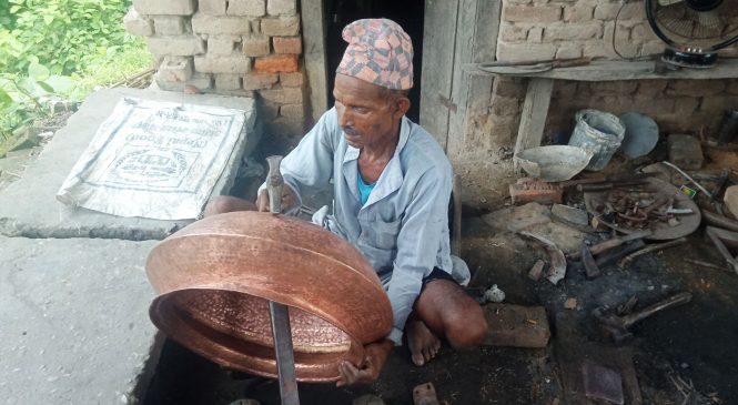 तामाको भाँडा बनाउँदै गरेका कालिगढ