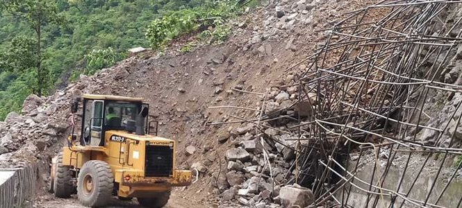 मुग्लिङ-नारायणगढ सडकखण्डमा पहिरो, एकतर्फी सञ्चालन