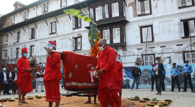 हनुमानढोकामा रहेको दशैंघरमा फूलपाती भित्र्याउँदै (फोटोफिचर)