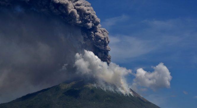 इण्डोनेसियामा ज्वालामुखी विष्फोट, २६ गाउँका वासिन्दा विस्थापित