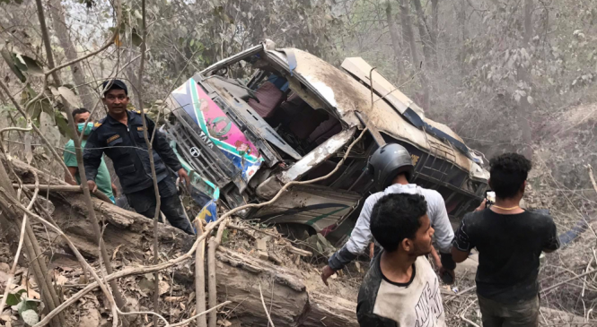 दाउन्नेमा यात्रुबाहक बस दुर्घटना, ३१ घाइते