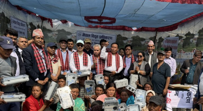 विकट चेपाङ बस्तीमा पुग्यो बिजुली, निःशुल्क मिटर वितरण