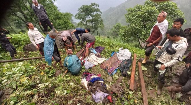 ताप्लेजुङ पहिरो अपडेटः घाइते बुबा छोरीको उद्धार