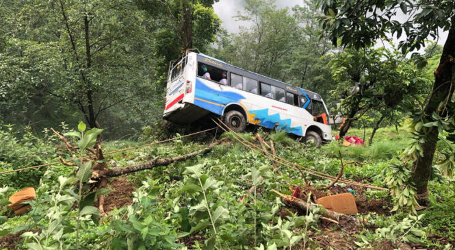 रामेछापबाट काठमाडौं आउँदै गरेको बस दुर्घटना, १० जना घाइते