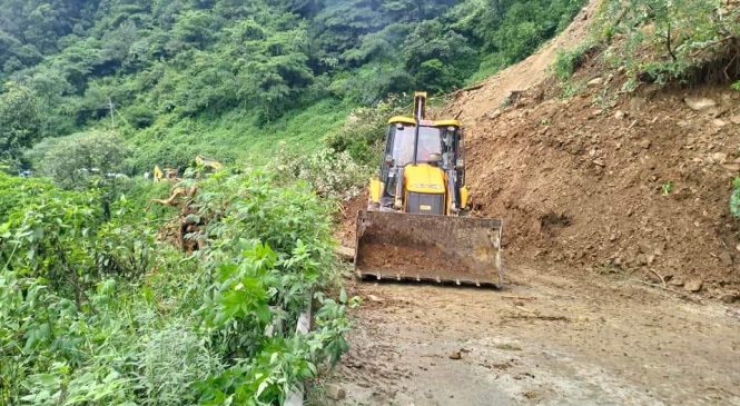 नागढुंगा नजिकै पहिरो खसेपछि मुग्लिङ-काठमाडौं सडक अबरुद्ध